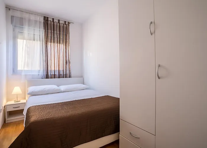 Apartment Falcon Апартаменты Стари Град