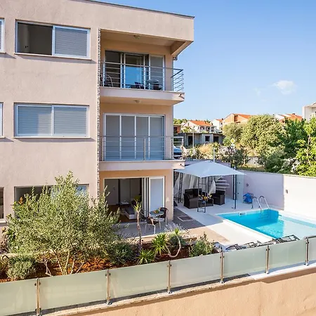 Falcon * Stari Grad (Hvar)